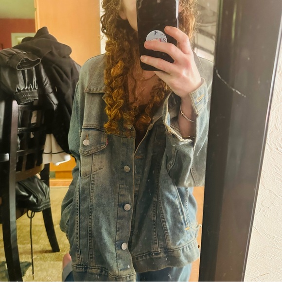Classic Levi’s Jean Jacket (size M) Purchased in Rome, Italy - Picture 8 of 8